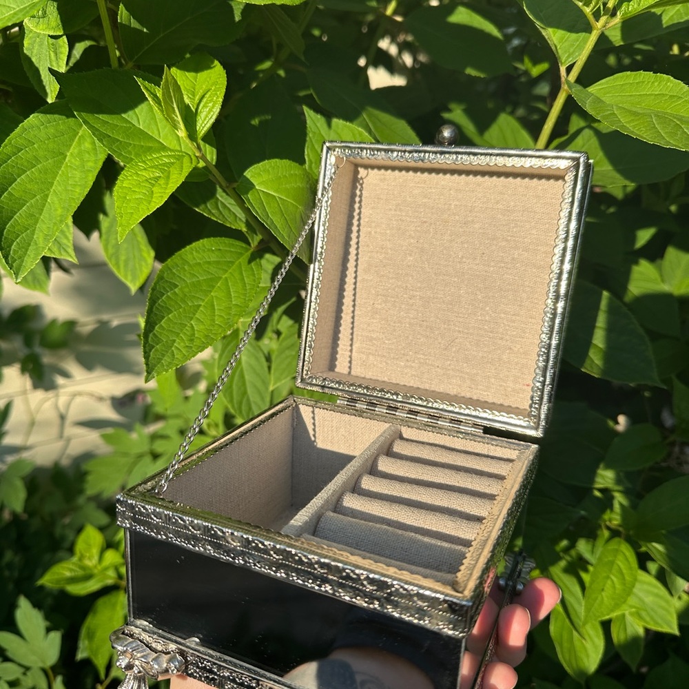 Cynthia Rowley Mirrored Jewelry Box with cream cloth interior and ornate detail